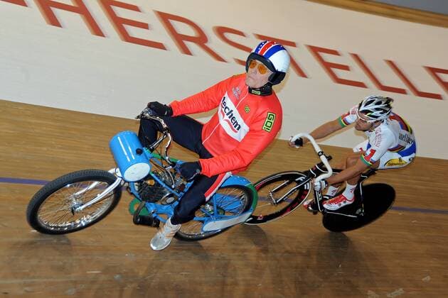 Schrittmacher Peter BÄUERLEIN (GER) mit Kenny DE KETELE (BEL) beim Dernyrennen - Techem Derny Europapokal über 50 Runden - Team 1 - Axel Lange - Weltmeister 2 Mannschaftsfahren - Aktion - quer - Event: Berliner Sechstagerennen - Sixdays Berlin 2013 - Location: Velodrom Berlin - Deutschland - Europa - Datum: 24.01.2013