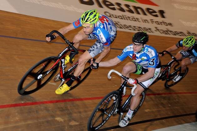Christian GRASMANN ( o. DEU ) mit seinem Partner Tino THÖMEL ( u. DEU ) beim Wechsel - 30 Minuten Jagd - Paar Nr. 3 - Aktion - quer - Event: Berliner Sechstagerennen - Sixdays Berlin 2013 - Location: Velodrom Berlin - Deutschland - Europa - Datum: 24.01.2013