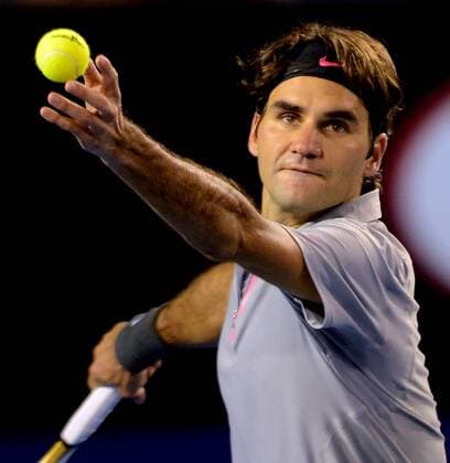 (130125) -- MELBOURNE, Jan. 25, 2013 (Xinhua) -- Roger Federer of Switzerland serves during the men s singles semifinal match at the 2013 Australian Open tennis tournament in Melbourne, Australia, Jan. 25, 2013 (Xinhua Chen Xiaowei) (jyc) AUSTRALIA-MELBOURNE-TENNIS-MEN S SINGLES-SEMIFINAL 