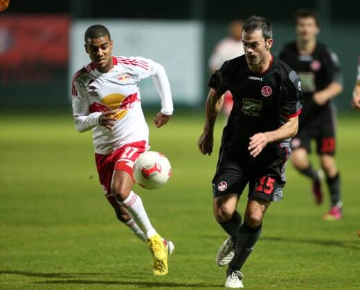 FUSSBALL - RBS vs Kaiserslautern, Testspiel BELEK,TÜRKEI,25.JAN.13 - FUSSBALL - tipp3 Bundesliga powered by T-Mobile, 2. Deutsche Bundesliga, Red Bull Salzburg vs 1. FC Kaiserslautern, Trainingslager, Vorbereitungsspiel. Bild zeigt Alan de Carvalho (RBS) und Marc Torrejon (Kaiserslautern). 