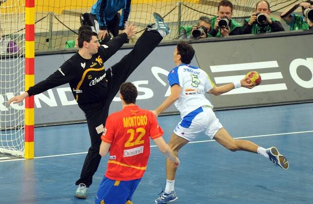 Barcelona, Spanien, Palau Sant Jordi, 25.1.2013 Männer-Handball-Weltmeisterschaft, Halbfinale Spanien - Slowenien Nenad BILBILA, SLO gegen Arpad STERBIK, ESP Foto und alle