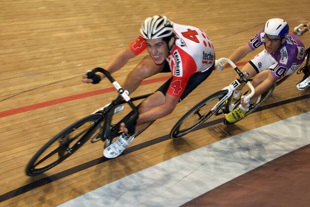Franco Marvulli, SUI, vorne, rechts Vivien Brisse, FRA, Zweikampf, Spurt, Dynamik, Kraft, Kurvenfahrt, quer 102. Berliner Sechstagerennen, Sechstagerennen, 6-Tagerennen, Radsport, sixdays, Hallenradsport, Radrennen, Deutschland, Germany, Berlin, 25.1.2013, Velodrom