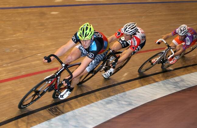 Marcel Kalz, GER, links vorne, rechts Andreas Müller, GER, Zweikampf, Spurt, Dynamik, Kraft, Kurvenfahrt, quer 102. Berliner Sechstagerennen, Sechstagerennen, 6-Tagerennen, Radsport, sixdays, Hallenradsport, Radrennen, Deutschland, Germany, Berlin, 25.1.2013, Velodrom