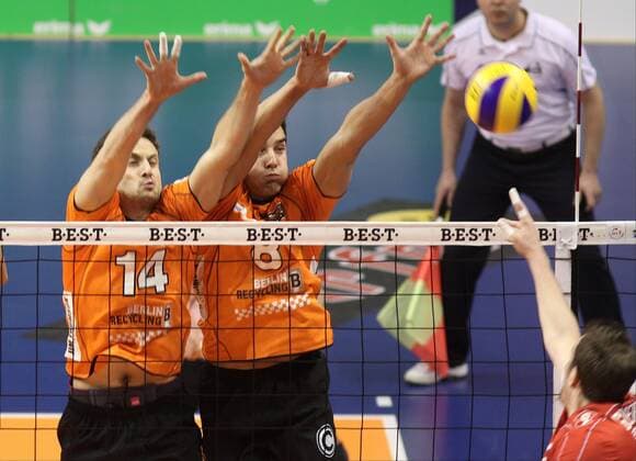 Berlin, Deutschland 26. Januar 2013: 1. Bundesliga Volleyball 12 13 - Berlin Recycling Volleys vs. Evivo Düren. Block aus Tomas Kmet und Björn Höhne (Berlin) sw
