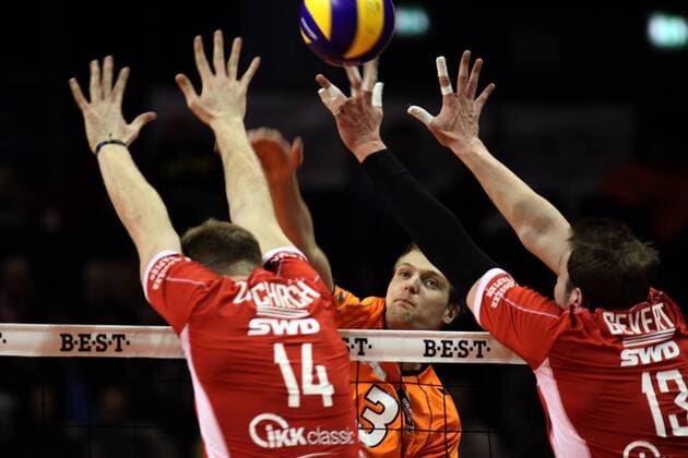 Berlin, Deutschland 26. Januar 2013: 1. Bundesliga Volleyball 12 13 - Berlin Recycling Volleys vs. Evivo Düren. Robert Kromm (Berlin) gegen den Block aus Jaromir Zachrich und Sebastian Gevert (Düren) sw