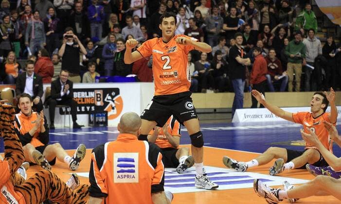 Berlin, Deutschland 26. Januar 2013: 1. Bundesliga Volleyball 12 13 - Berlin Recycling Volleys vs. Evivo Düren. MVP Kawika Shoji tanzt sw