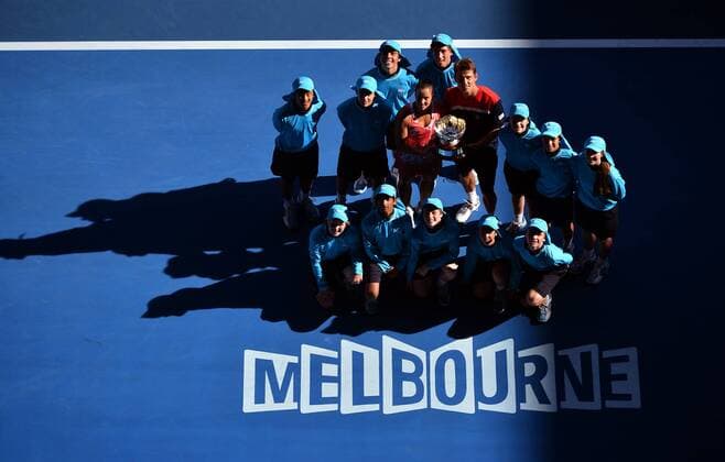(130127) -- MELBOURNE, Jan. 27, 2013 (Xinhua) -- Jarmila Gajdosova (L Center) and Matthew Ebden (R Center) of Australia show their trophy with volunteers during the awarding ceremony of the mixed doubles event at the 2013 Australian Open tennis tournament in Melbourne, Australia, Jan. 27, 2013. 
