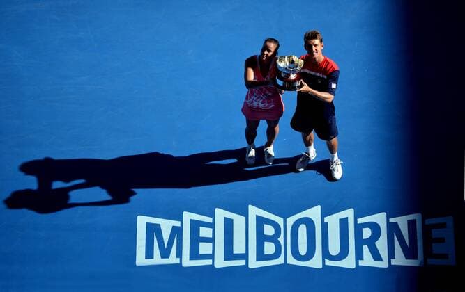 (130127) -- MELBOURNE, Jan. 27, 2013 (Xinhua) -- Jarmila Gajdosova (L) and Matthew Ebden of Australia pose with their trophy during the awarding ceremony of the mixed doubles event at the 2013 Australian Open tennis tournament in Melbourne, Australia, Jan. 27, 2013. 