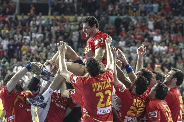 Spanien, Barcelona, Palau Sant Jordi, Finale, Spiel um Platz 1 , Spanien - Dänemark, die spanische Mannschaft ist Weltmeister, Alberto Entrerrios Rodriguez (ESP) wird in die Luft geworfen