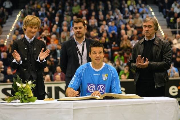 Barbara LUDWIG (Oberbürgermeisterin der Stadt Chemnitz, li.) und Michael BALLACK (sitzend) beim Eintrag in das goldene Buch der Stadt, Matthias KRAUSS (2.vl.) und Gerd SCHÄDLICH (re.) Hallenfussball, Herren, eins Oldie Masters, Chemnitz Arena, 26.01.2013, 16:00 Uhr
