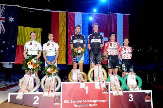Roger KLUGE (GER) und Peter SCHEP (NED) gewinnen das 102. Berliner Sechstagerennen vor Kenny DE KETELE (BEL) Luke ROBERTS (AUS) und Franco MARVULLI (SWI) Andrea MÜLLER (AUT) - Podium - Jubel - Freude - Emotionen - Aktion - quer - Event: Berliner Sechstagerennen - Sixdays Berlin 2013 - Location: Velodrom Berlin - Deutschland - Europa - Datum: 29.01.2013