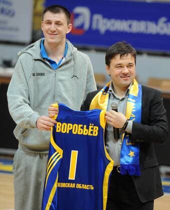ITAR-TASS: MOSCOW REGION, RUSSIA. JANUARY 26, 2013. Acting Moscow Region governor Andrei Vorobyev (R) seen during the meeting with players of BC Khimki.  premiumd RE112867