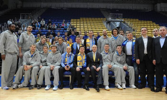 ITAR-TASS: MOSCOW REGION, RUSSIA. JANUARY 26, 2013. New president of BC Khimki Dmitry Golubkov, Acting Moscow Region governor Andrei Vorobyev and head coach Rimas Kurtinaitis (L-R, center) seen during the meeting with players of BC Khimki.  RE112869