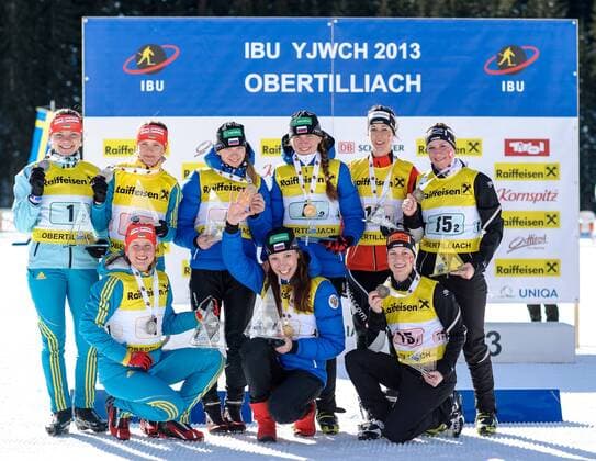 31.01.2013, Biathlonzentrum, Obertilliach AUT, IBU, Jugend und Junioren Weltmeisterschaften, Staffel Jugend Damen, im Bild v.l.n.r. Zweiter Platz Ukraine mit Anastasiya Nychyporenko, Yuliya Zhuravok und Anastasiya Merkushyna Gewinner Russland mit Svetlana Myronova, Victoria Slyvko und Uliana Kaisheva, und Dritter Platz Schweiz mit Sabine di Lallo, Lena Haecki und Tanja Bissig
