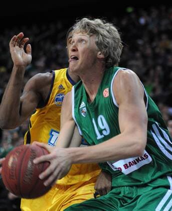 Basketball Kaunas 31.01.2013 Euroleague Zwischenrunde Saison 2012 2013 Zalgiris Kaunas - Alba Berlin Mindaugas Kuzminskas (Kaunas, No.19) Derrick Byars (Alba Berlin, No.11) - 