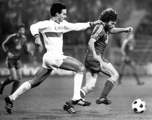 FC Bayern München - VfB Stuttgart 4:0 - Paul Breitner (Bayern, re.) gegen Hansi Müller (Stuttgart)