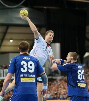 Leipzig, 02.02.2013, Arena, All Star Game, Handball, Herren , Deutschland DHB Auswahl vs. Bundesliga All-Star-Team 37:35 (19:18) , Im Bild: Oliver Roggisch (mi.,DHB Auswahl) Filip Jicha (li.,39) und Bjarte Myrhol (82, beide All Star Team). ,