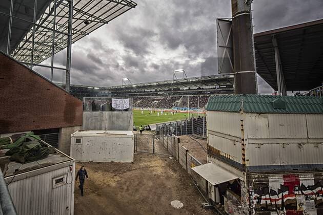 Fußball, Stadiongeschichte FC St. Pauli Containerwelt zwischen der Gegengerade und der Nordkurve. Der Container mit dem grünem Dach stammt aus dem alten Volksparkstadion. 03.02.2013, Hamburg, St.Pauli