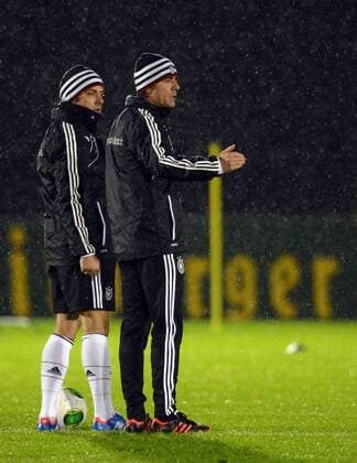 04.02.2013, Fussball, Deutsche Fussball Nationalmannschaft DFB Training, v.l. Torwart Trainer Hans-Dieter HANSI Flick (Deutsche Fussball Nationalmannschaft DFB), Trainer Joachim JOGI Löw (Deutsche Fussball Nationalmannschaft DFB) gibt Anweisungen, gestikuliert, mit den Armen gestikulieren gives instructions, gesticulate.