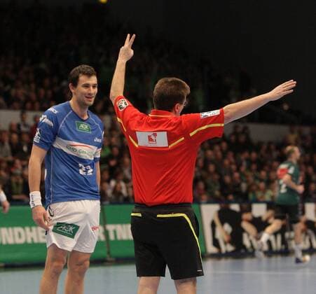 Marcin LIJEWSKI (HSV) erhält 2 Minuten Zeitstrafe HSV Handball - TSV Hannover-Burgdorf Viertelfinale DHB-Pokal in der Sporthalle Hamburg, 04.02.13, DKB Handball Bundesliga Saison 2012 13