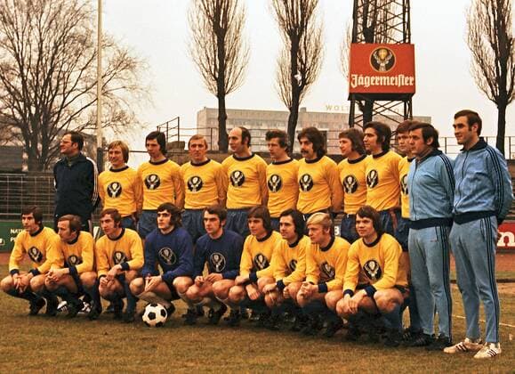 Günter Mast Jägermeisterchef stellt hier 1973 seine Jägermeister Trikots bei Eintracht Braunschweig vor und schob auch Geld hinterher. Li. Trainer Otto Knefler