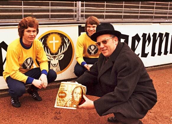 26.04.1973 seine Jägermeister Trikots bei Eintracht Braunschweig vor und schob auch Geld hinterher. Hier Ebbi Haun re. und Jürgen Hellfritz li.
