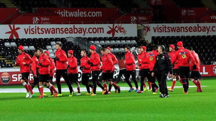 SWANSEA, WALES, 05.FEB.13 - FUSSBALL - ÖFB Länderspiel, Österreich, Freundschaftsspiel, Vorberichte, Abschlusstraining Nationalteam AUT. Bild zeigt Konditionstrainer Roger Spry und Spieler von AUT. 