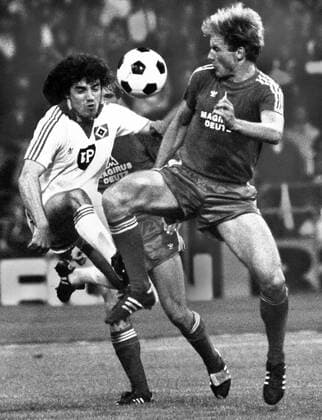 FC Bayern München - Hamburger SV 1:1 - Kevin Keegan (HSV, li.) gegen Karl Heinz Rummenigge (Bayern)