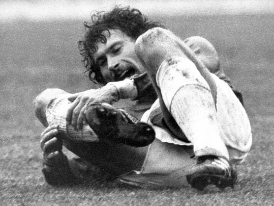 Paul Breitner (BR Deutschland) verletzt