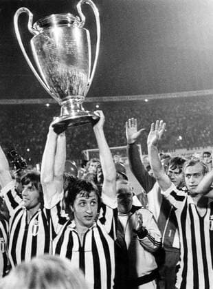 Ajax Amsterdam - Juventus Turin 1:0 - Ajax Amsterdam ist Europapokalsieger der Landesmeister 1973 - Johann Cruyff präsentiert die Trophäe, daneben jubeln Trainer Stefan Kovacs, Horst Blankenburg (re.) und Ruud Krol