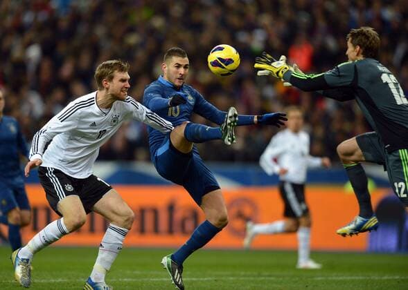 06.02.2013, xjh, Freundschaftspiel, Frankreich - Deutschland, v.l. Per Mertesacker (Deutsche Fussball Nationalmannschaft DFB), Karim Benzema (Frankreich), Rene Adler (Deutsche Fussball Nationalmannschaft DFB)