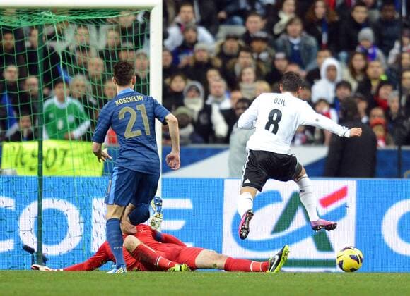 06.02.2013, xjh, Freundschaftspiel, Frankreich - Deutschland, v.l. Laurent Koscielny (Frankreich), Hugo Lloris (Frankreich), Mesut Özil (Deutsche Fussball Nationalmannschaft DFB)