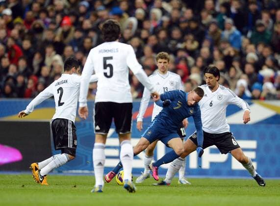 06.02.2013, xjh, Freundschaftspiel, Frankreich - Deutschland, v.l. Ilkay Gündogan (Deutsche Fussball Nationalmannschaft DFB), Mats Hummels (Deutsche Fussball Nationalmannschaft DFB), Franck Ribery (Frankreich), Thomas Mueller (Deutsche Fussball Nationalmannschaft DFB), Sami Khedira (Deutsche Fussball Nationalmannschaft DFB)