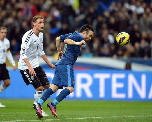 06.02.2013, xjh, Freundschaftspiel, Frankreich - Deutschland, v.l. Benedikt Höwedes (Deutsche Fussball Nationalmannschaft DFB), Mathieu Valbuena (Frankreich) Goal scored, Tor zum 1:0