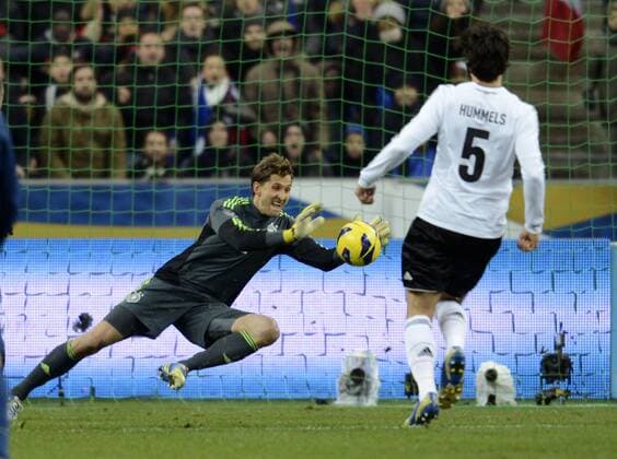 06.02.2013, Fussball Testländerspiel, Frankreich - Deutschland, im Stade de France in Paris (Frankreich). Torwart Rene Adler (Deutschland) hält den Ball.