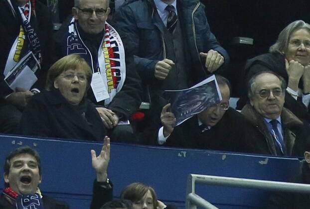 Bundeskanzlerin Angela Merkel GER und Francois Hollande auf der Ehrentribüne FRANKREICH - DEUTSCHLAND Deutsche Fussball Nationalmannschaft DFB, am 06.02.2013 in Paris, FRA Freundschaftsspiel