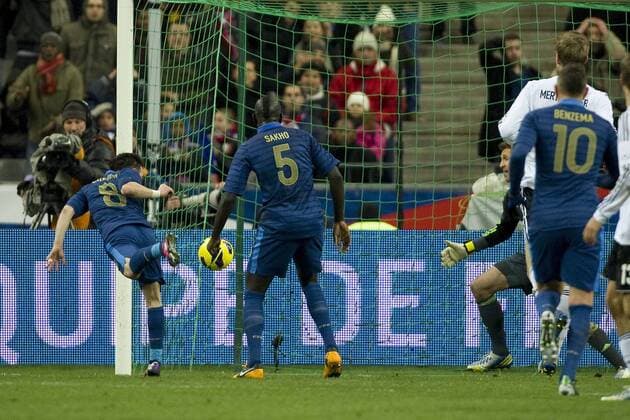 Mathieu VALBUENA (li., FRA) erzielt das Tor zum 1:0 für Frankreich, Aktion, Fussball Länderspiel, Frankreich (FRA) - Deutschland (GER), am 06.02.2013 in Paris Frankreich;