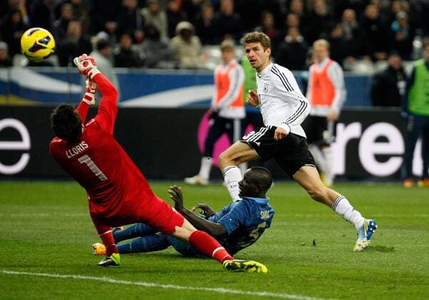06.02.2013, xjh, Freundschaftspiel, Frankreich - Deutschland, v.l. Hugo Lloris (Frankreich), Mamadou Sakho (Frankreich), Thomas Mueller (Deutsche Fussball Nationalmanschaft DFB) Goal scored, Tor zum 1:1