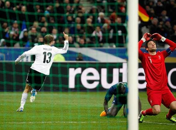 06.02.2013, xjh, Freundschaftspiel, Frankreich - Deutschland, v.l. Hugo Lloris (Frankreich), Mamadou Sakho (Frankreich), Thomas Mueller (Deutsche Fussball Nationalmanschaft DFB) Goal scored, Tor zum 1:1