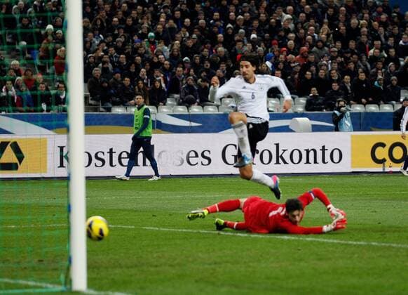 06.02.2013, xjh, Freundschaftspiel, Frankreich - Deutschland, v.l. Sami Khedira (Deutsche Fussball Nationalmanschaft DFB), Hugo Lloris (Frankreich) Torjubel, Goal celebration, celebrate the goal 1:2