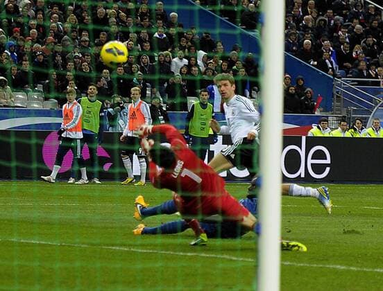 06.02.2013, Fussball Testländerspiel, Frankreich - Deutschland, im Stade de France in Paris (Frankreich). Torschuss von Thomas Müller (Deutschland) zum 1:1 gegen Hugo Lloris (FRA).