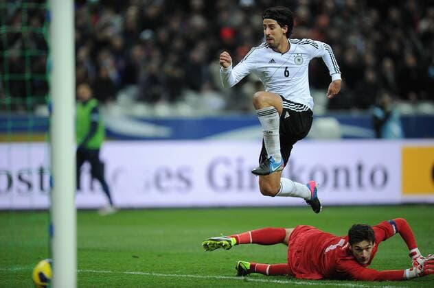 Fußball Länderspiel Frankreich - Deutschland am 06.02.2013 im Stade de France in Paris Torschuss zum 1:2 durch Sami Khedira ( Deutschland ), rechts - Hugo Lloris ( Frankreich ), links