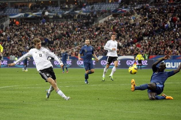 Thomas Mueller (D) erzielt das 1:1 gegen Mamadou Sakho (F)