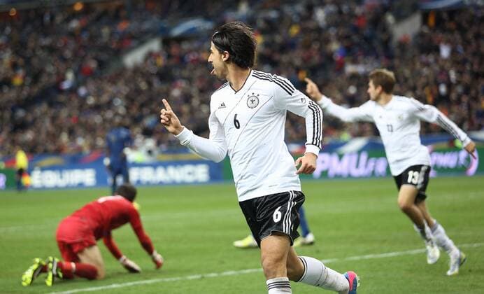 Paris , Fussball Länderspiel Frankreich vs. Deutschland von links: Hugo Lloris ( Frankreich ) Sami Khedira Thomas Müller ( Deutschland ) JUbel nach dem Tor zum 1 : 2
