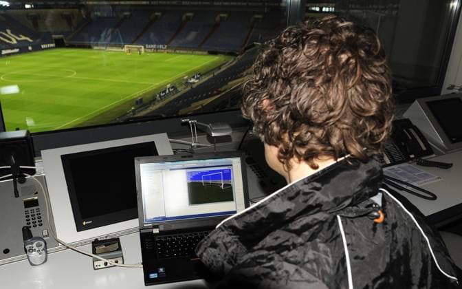 05-02-2013, Fussball, Saison 2012-2013, Im Auftrag der FIFA wurde in der Schalker Veltins Arena die Torkamera getestet. In der Kommandozentrale des Stadions wird die Position des Balles analysiert und ausgewertet.