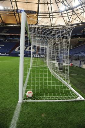 05-02-2013, Fussball, Saison 2012-2013, Im Auftrag der FIFA wurde in der Schalker Veltins Arena die Torkamera getestet. Der Schiedsrichter bekommt Goal auf seiner Uhr angezeigt, ob der Ball die Linie überschritten hat.
