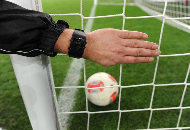 05-02-2013, Fussball, Saison 2012-2013, Im Auftrag der FIFA wurde in der Schalker Veltins Arena die Torkamera getestet. Der Schiedsrichter bekommt Goal auf seiner Uhr angezeigt, ob der Ball die Linie überschritten hat.