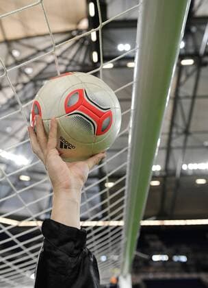 05-02-2013, Fussball, Saison 2012-2013, Im Auftrag der FIFA wurde in der Schalker Veltins Arena die Torkamera getestet. Der Schiedsrichter bekommt Goal auf seiner Uhr angezeigt, ob der Ball die Linie überschritten hat.