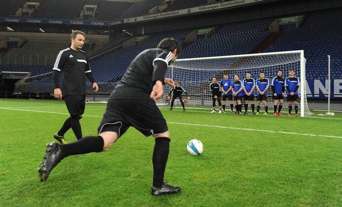 05-02-2013, Fussball, Saison 2012-2013, Im Auftrag der FIFA wurde in der Schalker Veltins Arena die Torkamera getestet. Realistische Strafraum und Freistossszenen wurden mit Amateurspielern getestet.