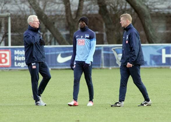 07.02.2013, Sportpark, Berlin, GER, 2.FBL, Hertha BSC Berlin, Training im Bild Adrian Ramos (Hertha BSC Berlin), Cotrainer Rob Reekers (Hertha BSC Berlin), Container Markus Gellhaus (Hertha BSC Berlin)